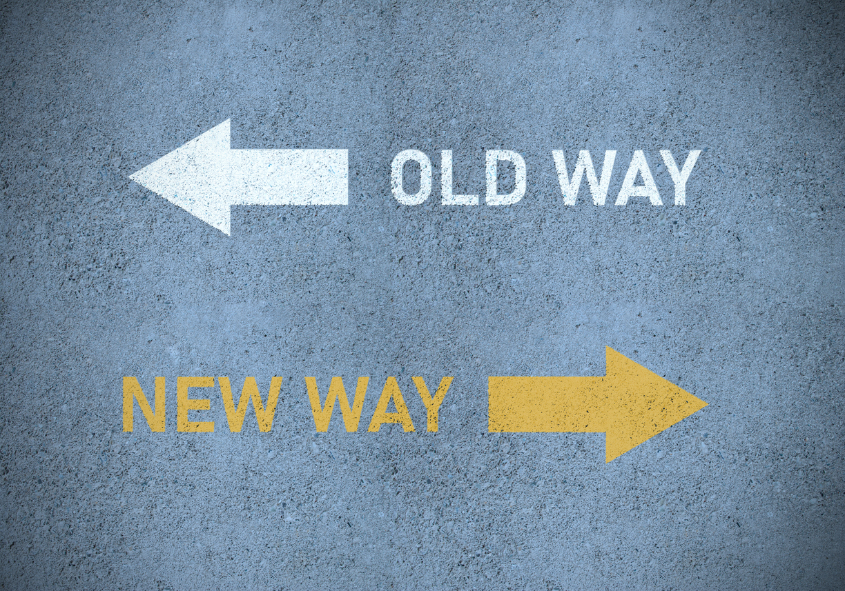 Pfeile auf Asphalt: Links „Old Way“ in Weiß, rechts „New Way“ in Gelb – Sinnbild für Wandel.